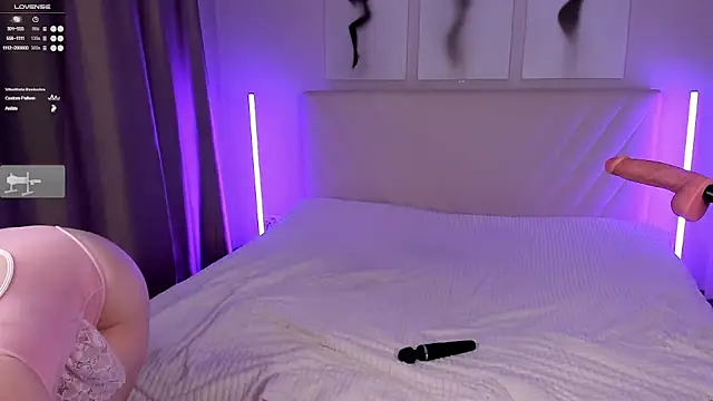 Snapshot of EmmaBarbs chatting on October 7, 2025, 8:50 pm EmmaBarbs online show from October 7, 2025, 8:50 pm