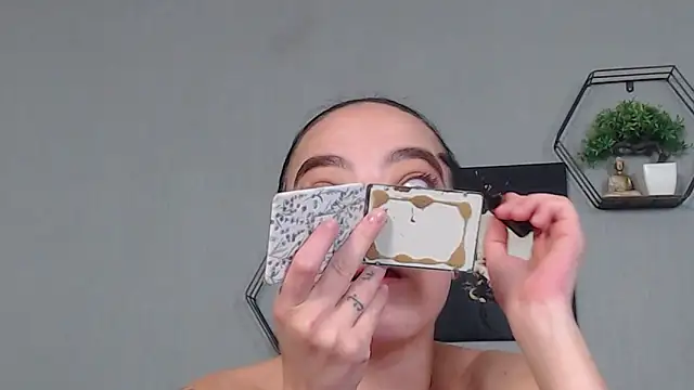 IzabelllNoir online show from April 28, 2026, 7:57 am