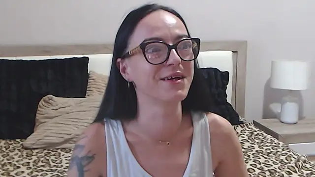 IzabelllNoir online show from June 16, 2026, 7:44 am