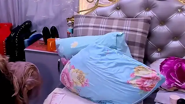 Snapshot of Hornystepmom29 chatting on October 8, 2025, 4:10 am Hornystepmom29 online show from October 8, 2025, 4:10 am