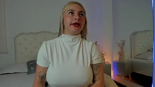 AtheneaRossi online show from October 3, 2025, 7:00 pm