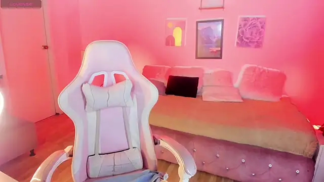 Aliciia cute1 online show from October 8, 2025, 9:45 pm