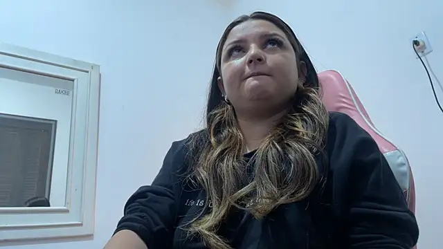 Snapshot of SweetPaige_ chatting on October 22, 2025, 4:18 pm SweetPaige online show from October 22, 2025, 4:18 pm