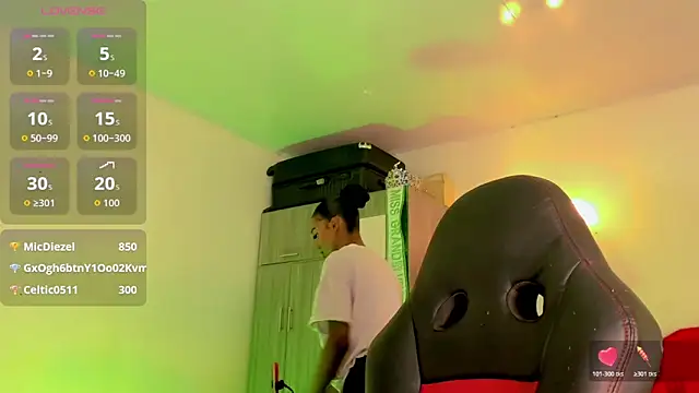 naomy  xx online show from March 18, 2026, 2:58 am