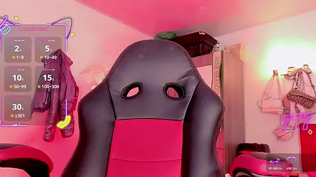 naomy  xx online show from June 9, 2026, 3:18 am