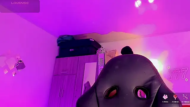 naomy  xx online show from June 12, 2026, 2:21 am