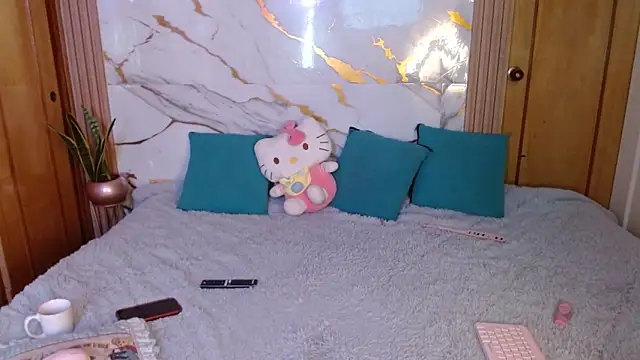 kittycatw online show from April 23, 2026, 1:18 am