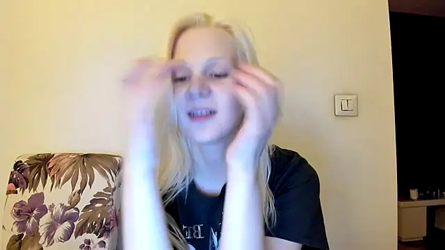 sashakiss99 online show from December 17, 2025, 3:18 pm