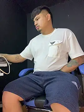 Snapshot of DickMasterfindom chatting on July 2, 2026, 2:33 am DickMasterfindom online show from July 2, 2026, 2:33 am