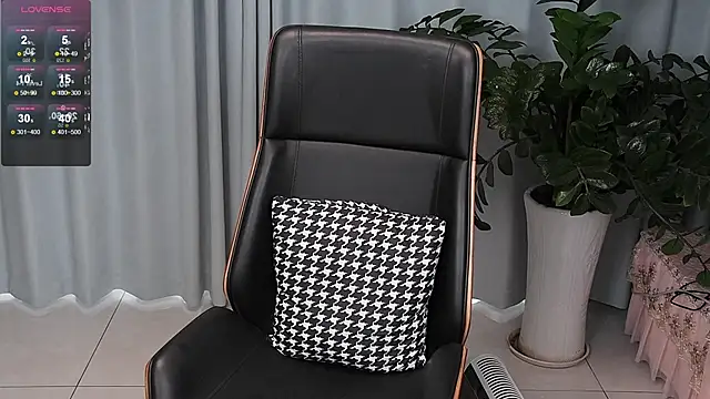 Snapshot of _YouY_ chatting on January 14, 2025, 6:13 am YouY online show from January 14, 2025, 6:13 am