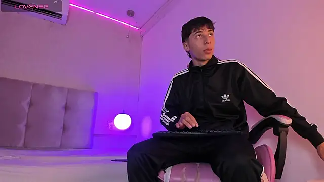 Snapshot of AlessandroDybala chatting on February 2, 2025, 12:24 pm AlessandroDybala online show from February 2, 2025, 12:24 pm