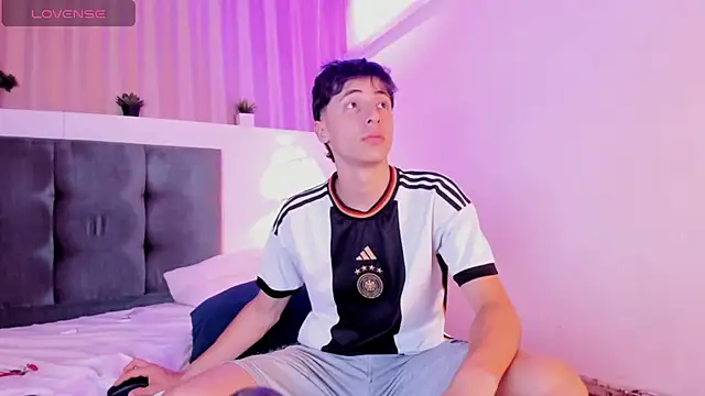 Snapshot of AlessandroDybala chatting on March 10, 2025, 6:45 pm AlessandroDybala online show from March 10, 2025, 6:45 pm