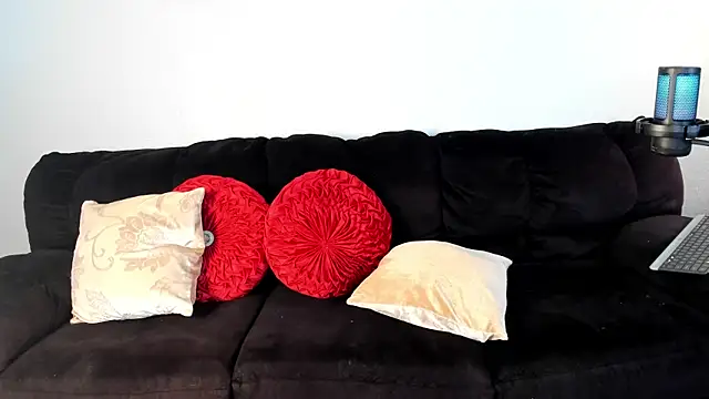 yiauana online show from March 9, 2025, 8:10 pm