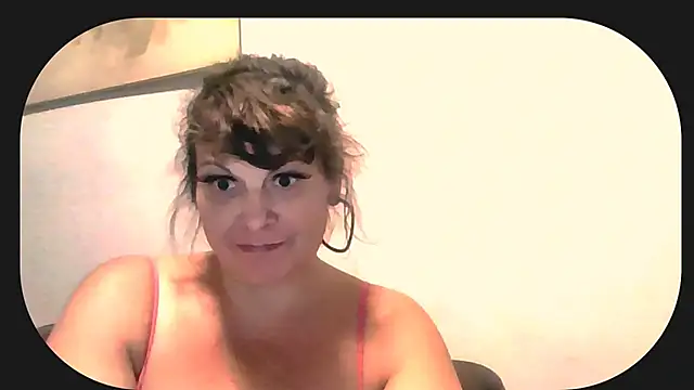 Snapshot of HeyyImHarlowe chatting on October 2, 2025, 1:34 am HeyyImHarlowe online show from October 2, 2025, 1:34 am