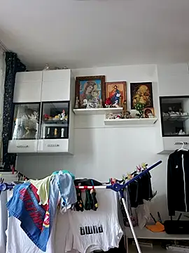 AvaLloyd online show from March 22, 2025, 1:19 pm