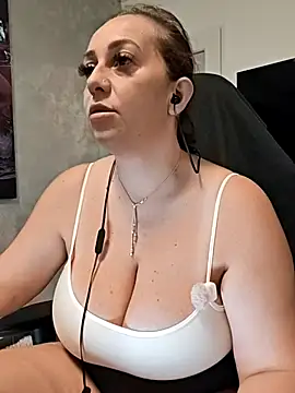 AvaLloyd online show from October 5, 2025, 3:38 am