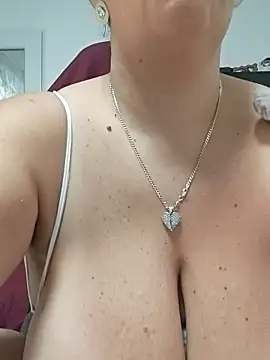 AvaLloyd online show from November 14, 2025, 1:48 am