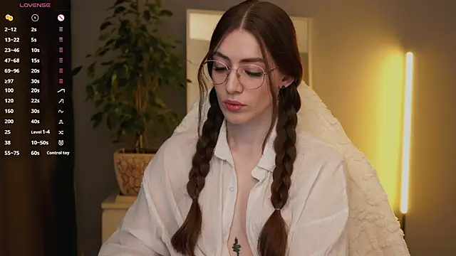 Snapshot of Ester_Hill chatting on September 20, 2025, 1:06 am Ester Hill online show from September 20, 2025, 1:06 am