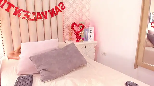 Charlotte  08 online show from February 14, 2025, 9:32 pm