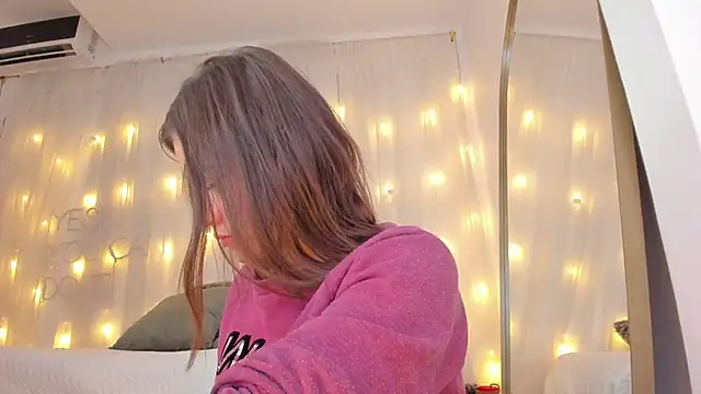 Petite Lucie online show from February 20, 2025, 6:57 pm