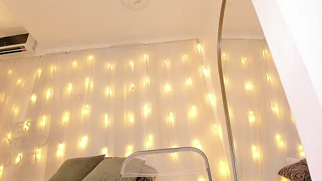 Petite Lucie online show from March 12, 2025, 10:07 pm