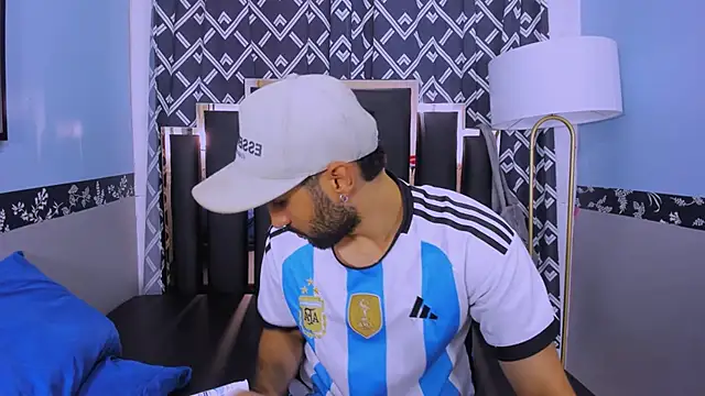 Snapshot of MilanZaire chatting on October 23, 2025, 12:43 am MilanZaire online show from October 23, 2025, 12:43 am