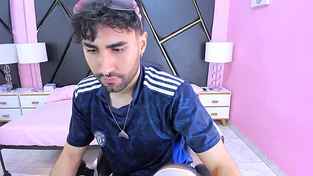 Snapshot of MilanZaire chatting on November 11, 2025, 11:49 pm MilanZaire online show from November 11, 2025, 11:49 pm