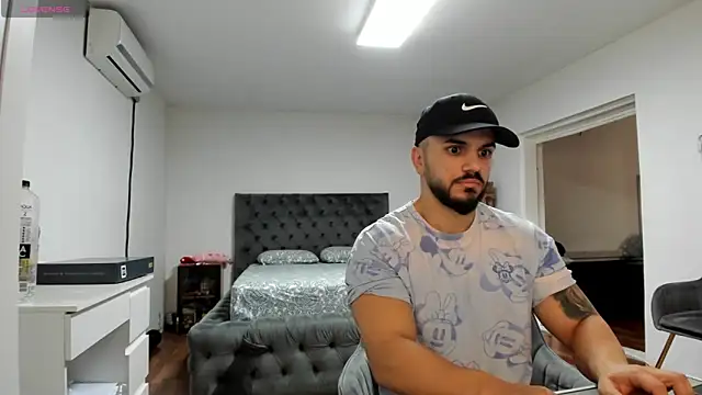 Snapshot of supermanboy94 chatting on November 24, 2025, 6:35 am supermanboy94 online show from November 24, 2025, 6:35 am