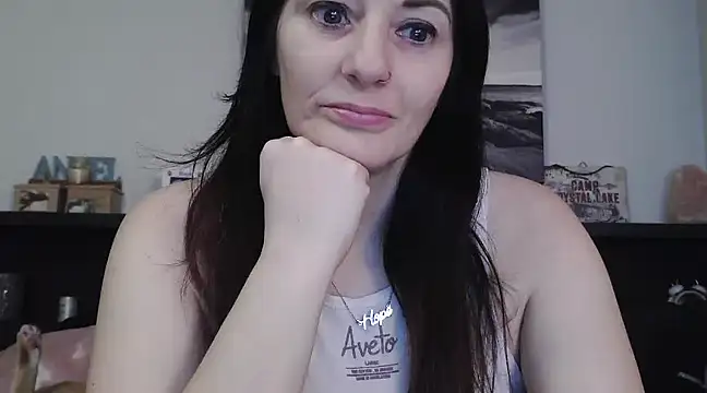 Snapshot of CrystalLakeXO chatting on March 18, 2025, 4:47 am CrystalLakeXO online show from March 18, 2025, 4:47 am