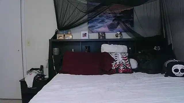 CrystalLakeXO online show from April 29, 2026, 4:38 am