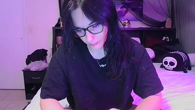 Snapshot of CrystalLakeXO chatting on May 5, 2026, 5:15 am CrystalLakeXO online show from May 5, 2026, 5:15 am