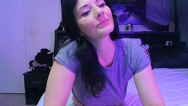 Snapshot of CrystalLakeXO chatting on May 7, 2026, 4:40 am CrystalLakeXO online show from May 7, 2026, 4:40 am