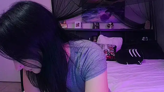 Snapshot of CrystalLakeXO chatting on May 9, 2026, 3:23 am CrystalLakeXO online show from May 9, 2026, 3:23 am