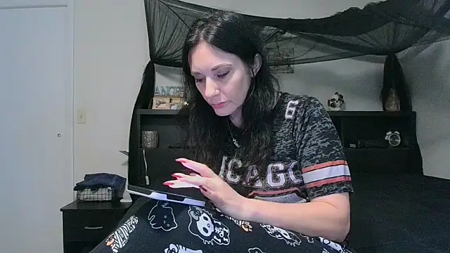 Snapshot of CrystalLakeXO chatting on May 28, 2026, 4:10 am CrystalLakeXO online show from May 28, 2026, 4:10 am