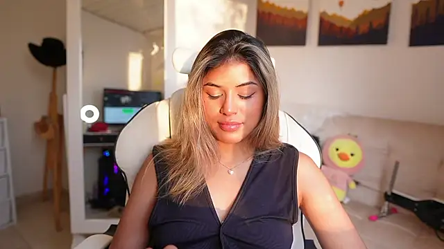 SaraParisi online show from February 7, 2025, 10:41 pm