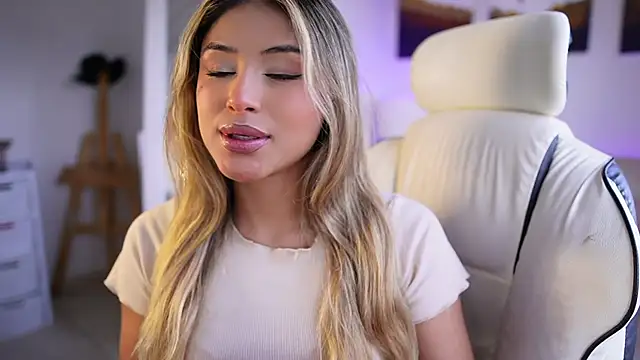 SaraParisi online show from February 19, 2025, 9:14 pm