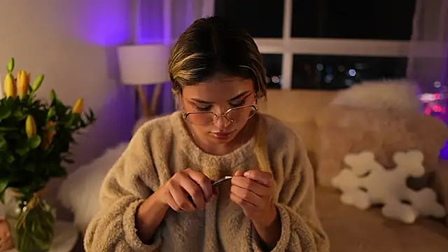 SaraParisi online show from March 7, 2025, 12:15 am