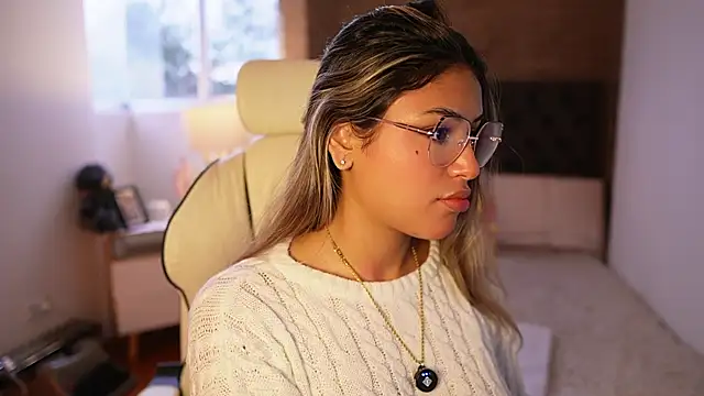 SaraParisi online show from March 15, 2025, 10:44 pm