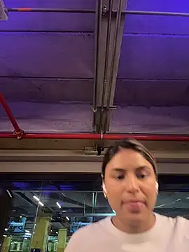 SaraParisi online show from November 5, 2025, 4:18 pm