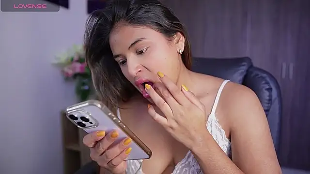 SaraParisi online show from March 16, 2026, 10:47 pm