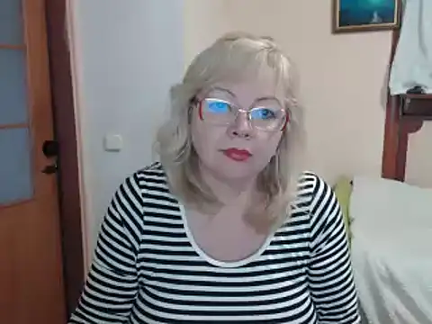 Snapshot of EvelynLoveShy chatting on December 24, 2024, 8:11 am EvelynLoveShy online show from December 24, 2024, 8:11 am