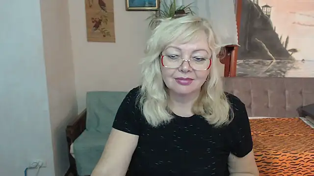 Snapshot of EvelynLoveShy chatting on October 29, 2025, 9:16 pm EvelynLoveShy online show from October 29, 2025, 9:16 pm