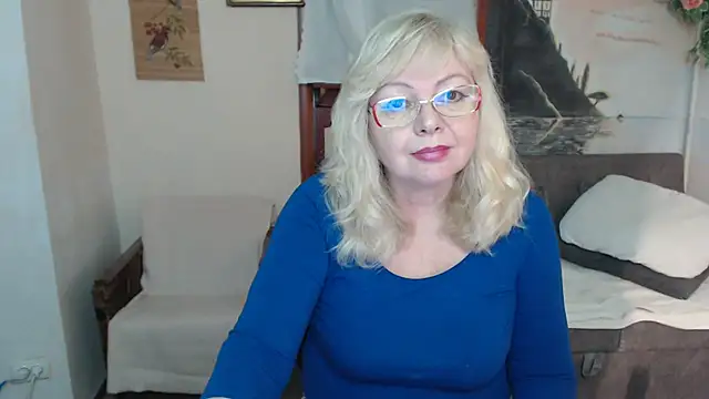 Snapshot of EvelynLoveShy chatting on November 13, 2025, 5:45 pm EvelynLoveShy online show from November 13, 2025, 5:45 pm