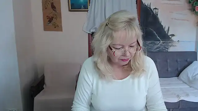 Snapshot of EvelynLoveShy chatting on November 14, 2025, 7:40 am EvelynLoveShy online show from November 14, 2025, 7:40 am