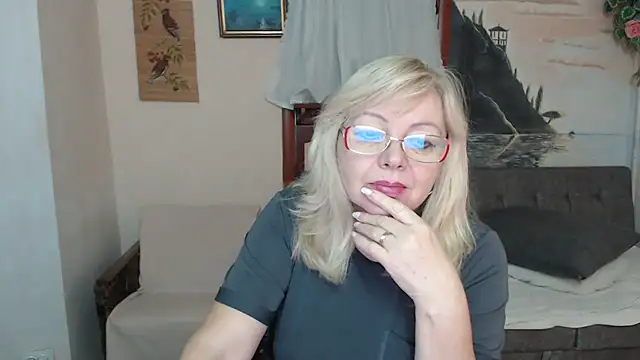 Snapshot of EvelynLoveShy chatting on November 14, 2025, 8:40 pm EvelynLoveShy online show from November 14, 2025, 8:40 pm