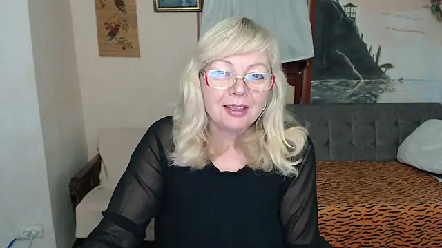 Snapshot of EvelynLoveShy chatting on November 22, 2025, 8:41 pm EvelynLoveShy online show from November 22, 2025, 8:41 pm