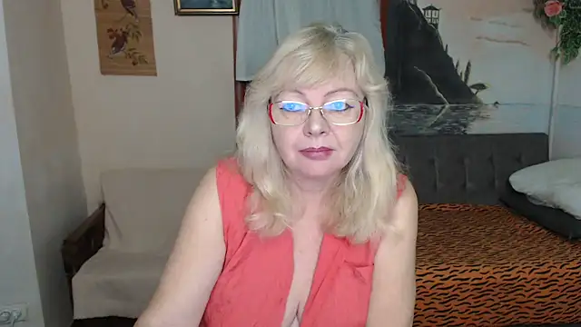 Snapshot of EvelynLoveShy chatting on November 24, 2025, 9:58 pm EvelynLoveShy online show from November 24, 2025, 9:58 pm