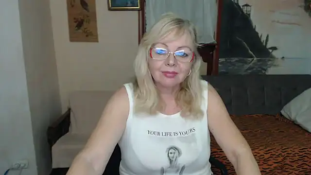 Snapshot of EvelynLoveShy chatting on November 29, 2025, 10:13 pm EvelynLoveShy online show from November 29, 2025, 10:13 pm