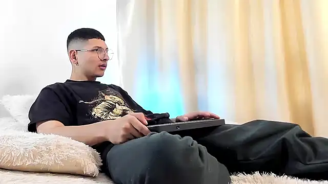 Snapshot of a_lejandro_0_8 chatting on December 19, 2024, 7:40 pm a lejandro 0 8 online show from December 19, 2024, 7:40 pm