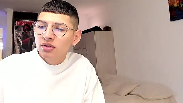 Snapshot of a_lejandro_0_8 chatting on December 22, 2024, 7:42 pm a lejandro 0 8 online show from December 22, 2024, 7:42 pm